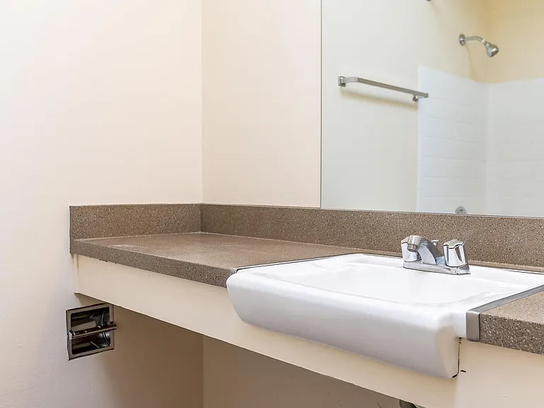Raleigh Scholls | Bathroom