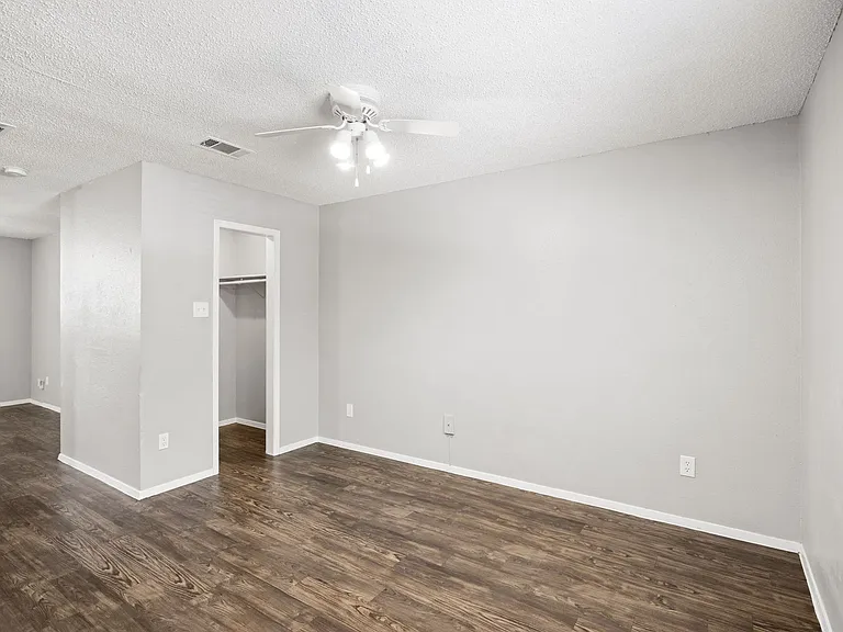Awesome open Studio Apartments Close to Downtown — Photo 11