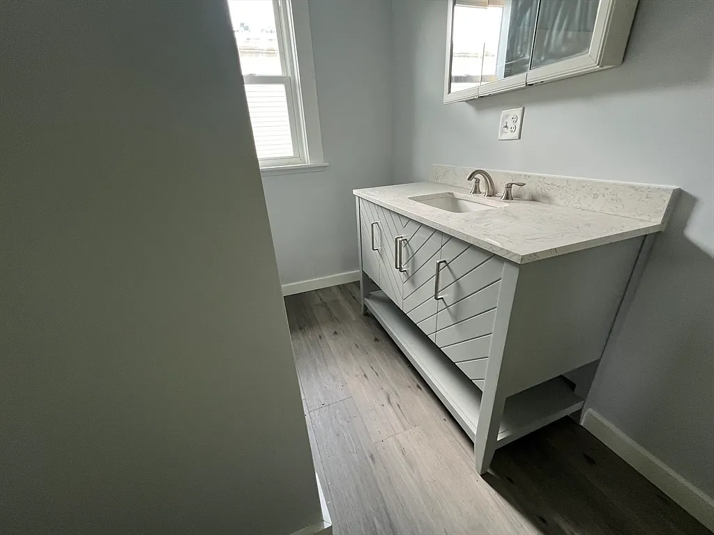 4 bed, 1.0 bath, 1200 sqft, $2,500 — Photo 2