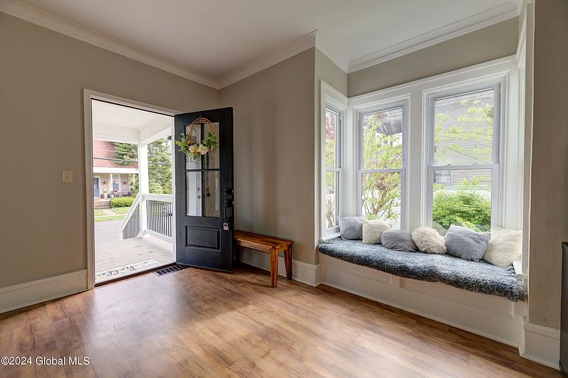 4th image of 104 Third Avenue