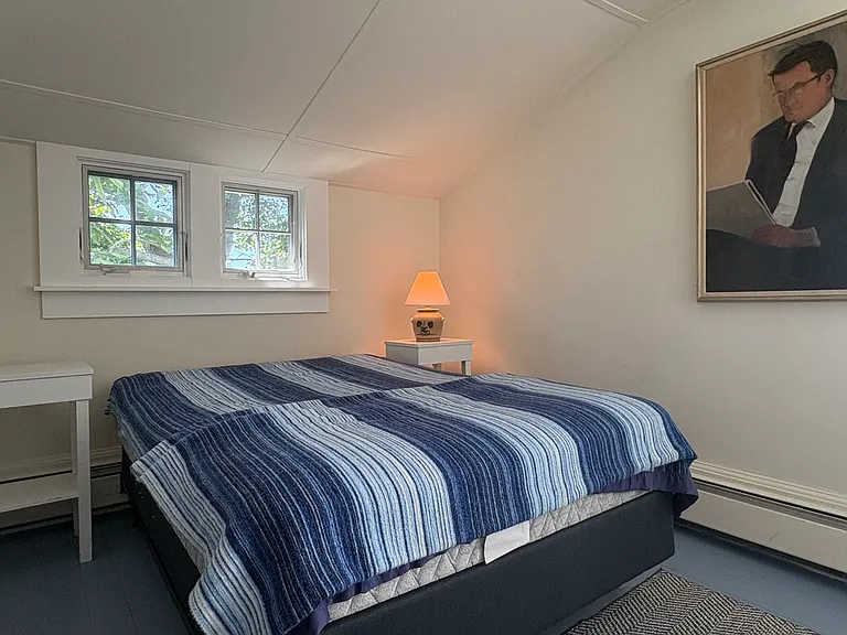 528 Third Beach Rd — Photo 16