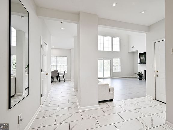 2nd image of 3219 Lindas Cir SE