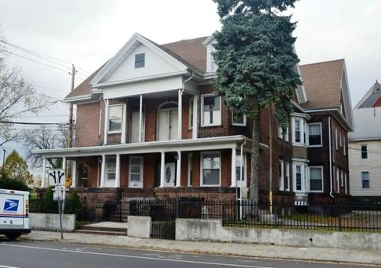 Fairfield Ave 588-590 — Photo 1