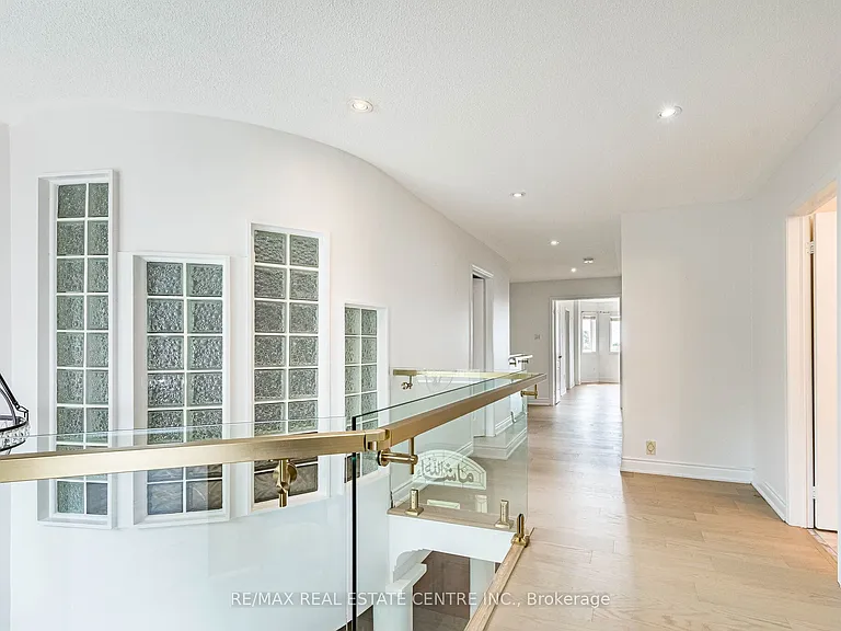 3339 Crompton Cres — Photo 22