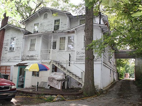 4th image of 704 Summit Ave