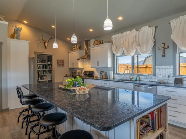 5 Cowboy Dr, Clark, WY 82435