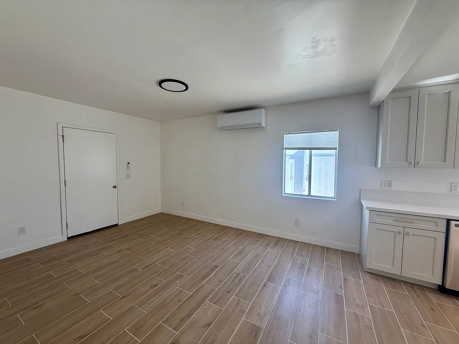 2 bed, 900 sqft, $2,700 — Photo 2