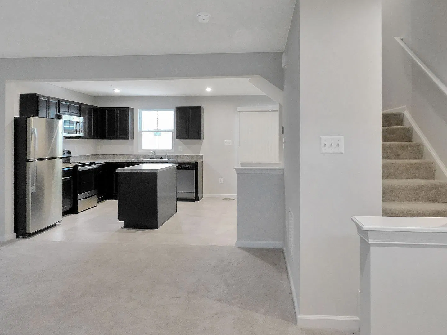 3 bed, 2.5 bath, 1220 sqft, $2,000 — Photo 3
