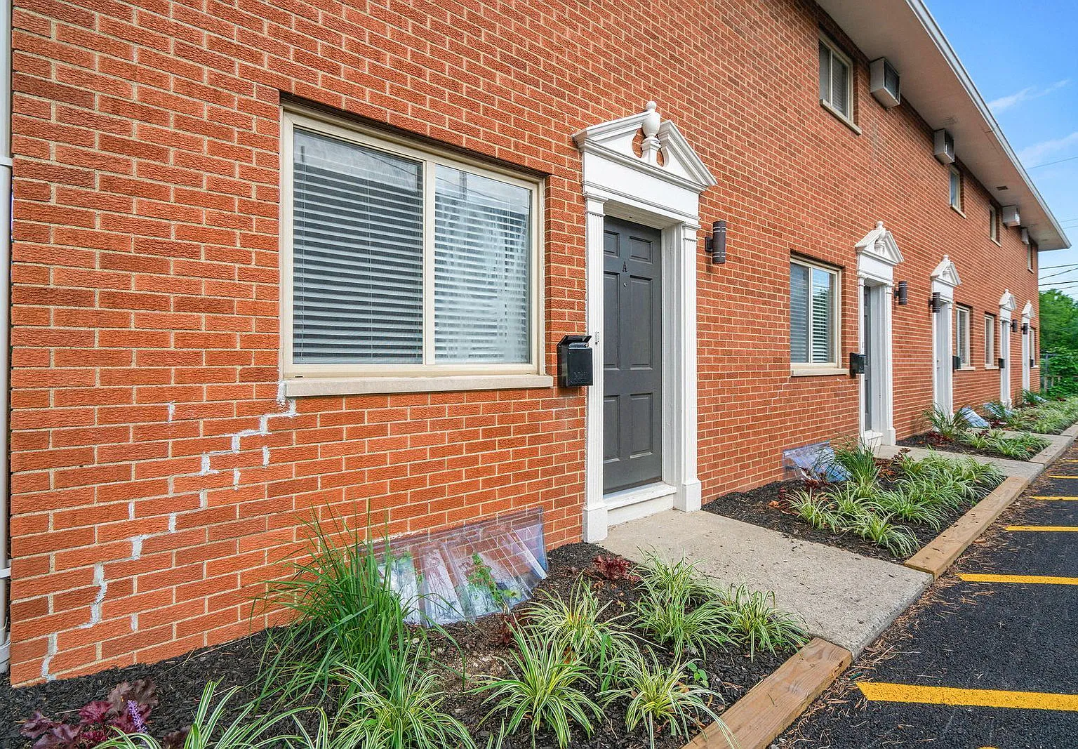 2 bed, 1.0 bath, $1,325 — Photo 2