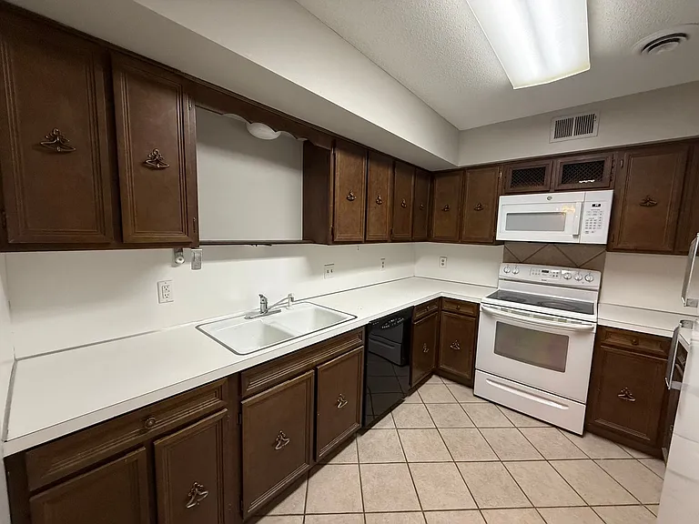 744 S Cedar St — Photo 4