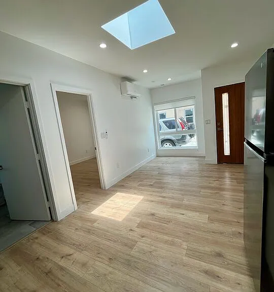 233 N Berendo St #5 — Photo 11