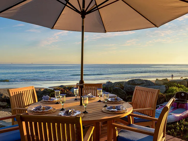 Oceanfront dining for 6.
Also showing our new hybrid single kayak/paddle board!