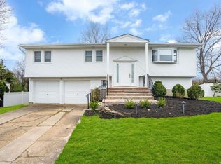 5 Pal Ct, Plainview, NY 11803