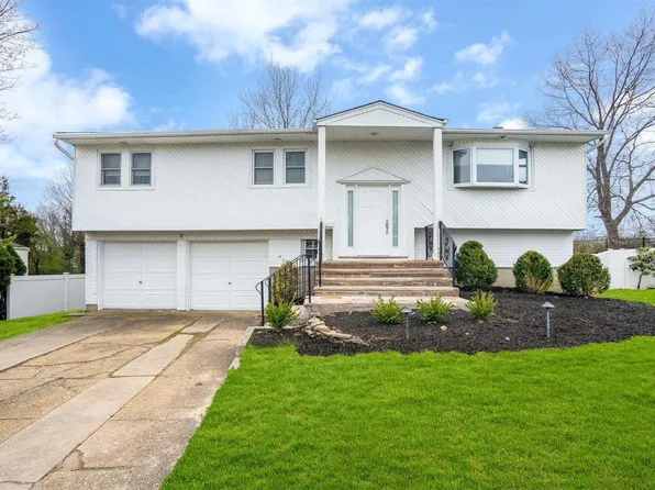 5 Pal Court, Plainview, NY 11803