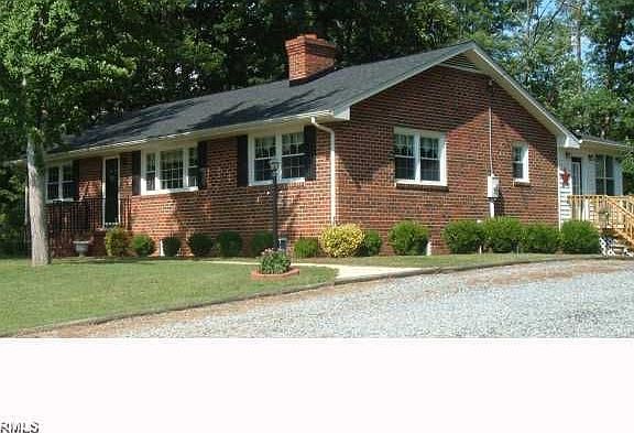 Front view of 16000 sq ft rancher w/1600 sq ft full basement