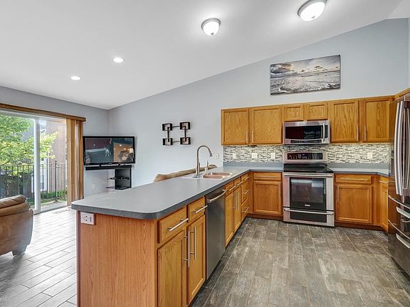 4th image of 42873 Richmond Dr