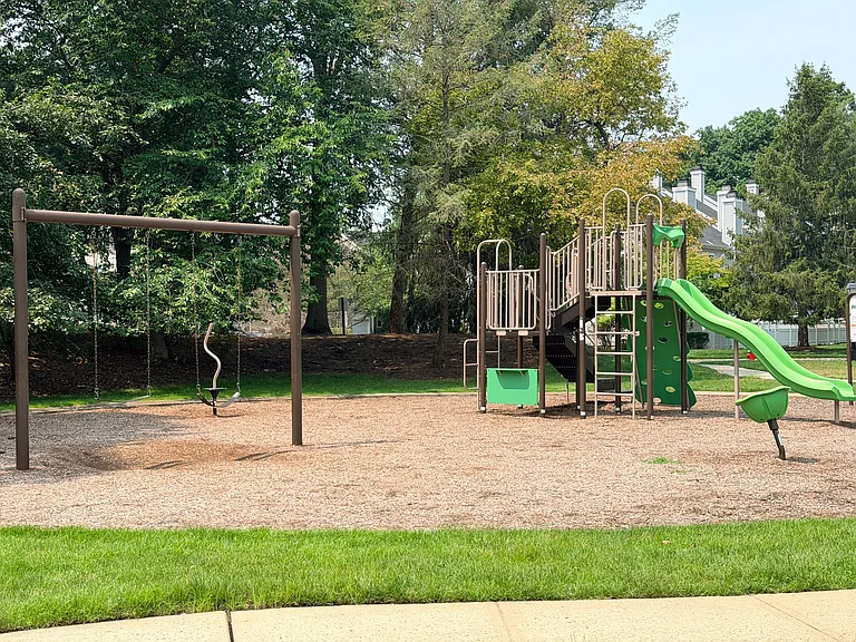 8 Henry Ct — Photo 16