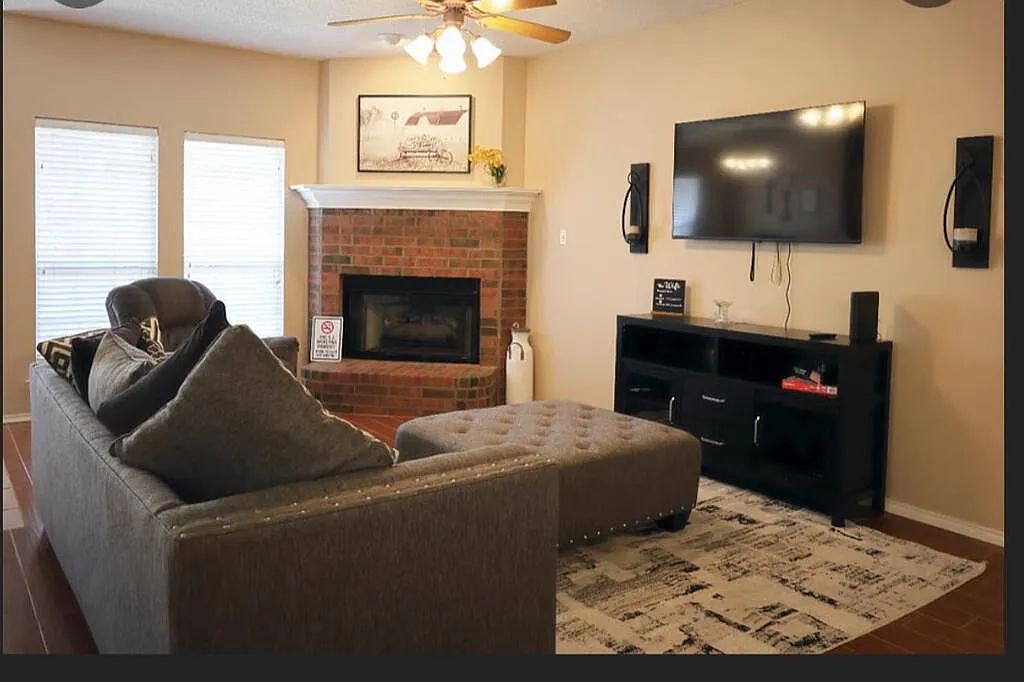 3 bed, 2.0 bath, 1726 sqft, $4,950 — Photo 3