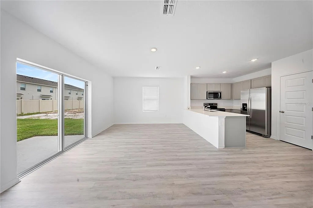 3 bed, 2.5 bath, 1464 sqft, $1,975 — Photo 3