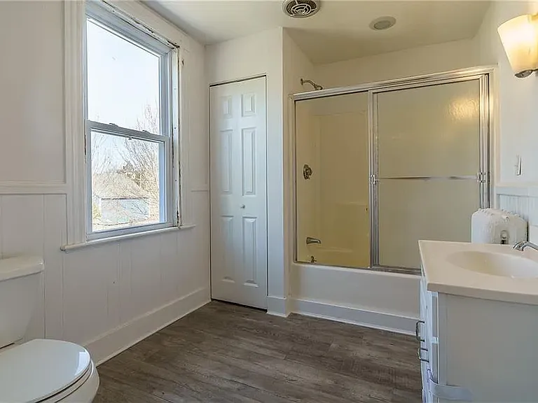 2nd floor full bathroom