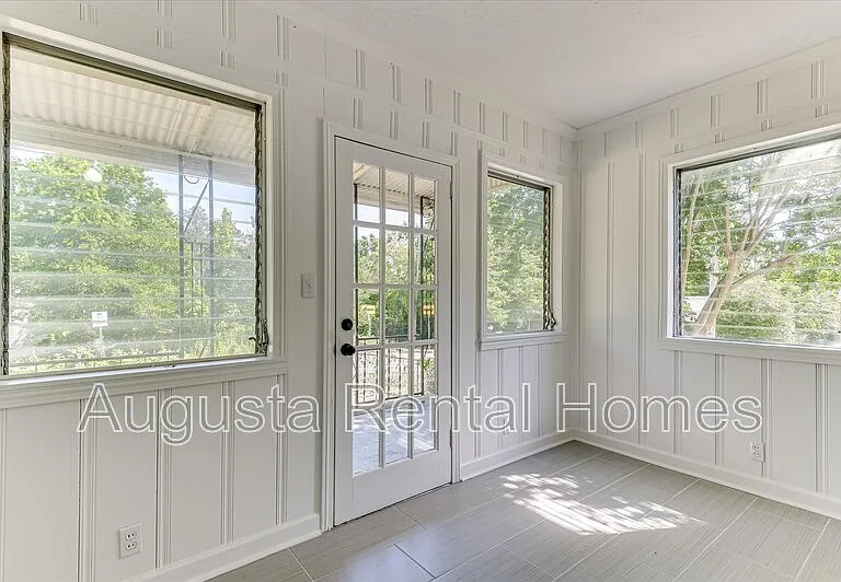3210 York Dr — Photo 4