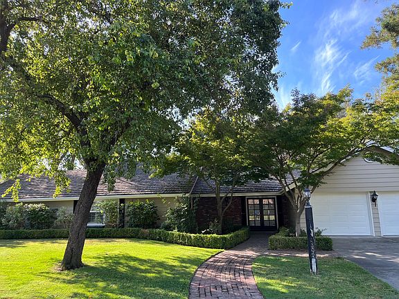 2nd image of 44495 Clubhouse Dr
