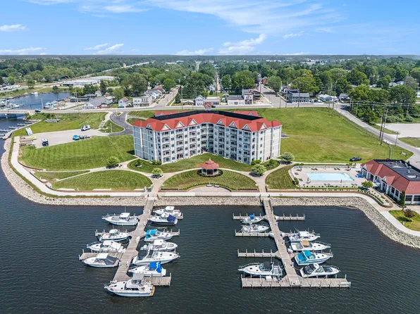 254 Lakeside Dr, Ludington, MI 49431