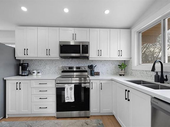 4th image of 37 Lilacside Dr