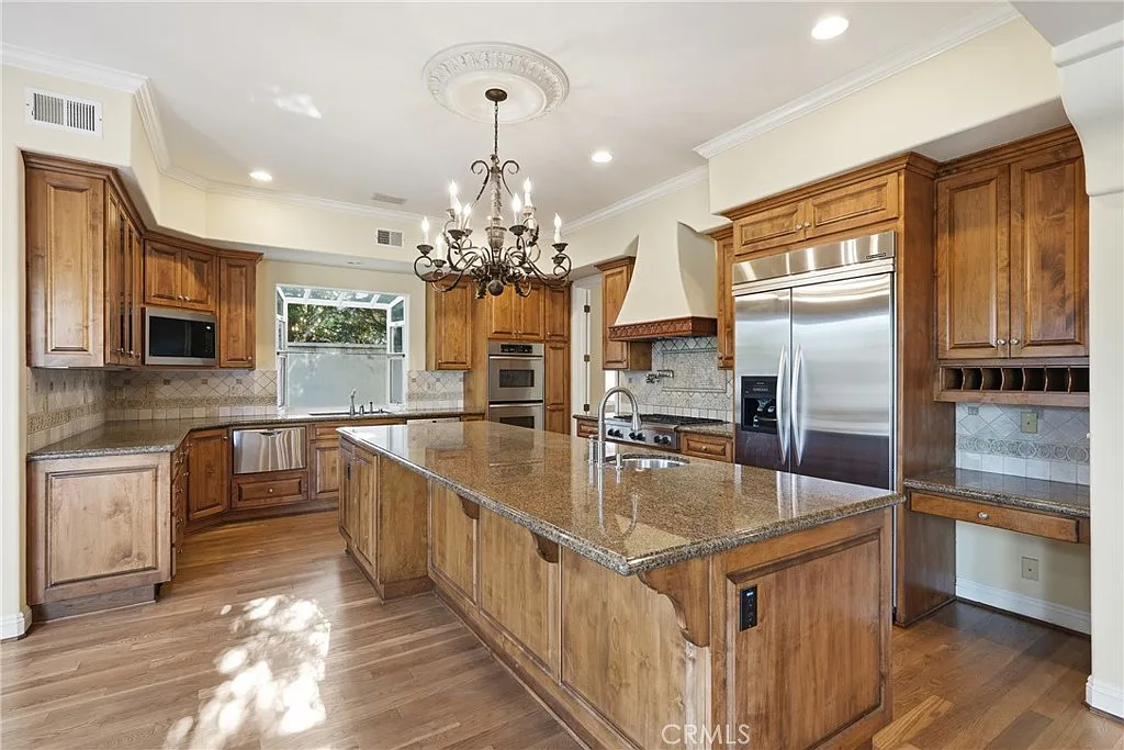 4 bed, 4120 sqft, $12,900 — Photo 3