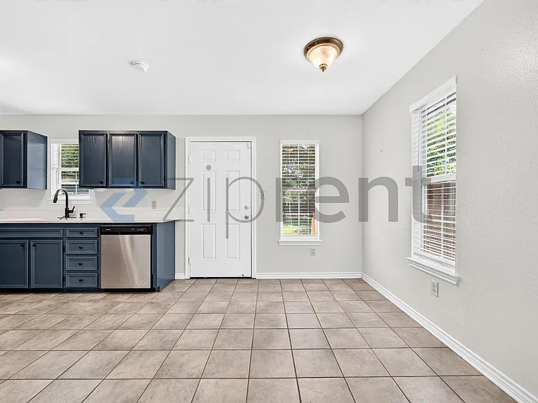 940 Chase St — Photo 10