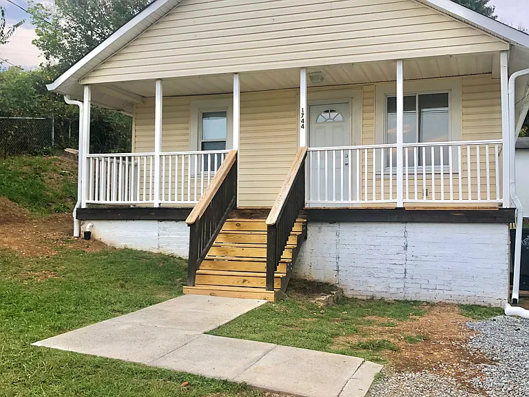 1744 McGee St — Photo 1