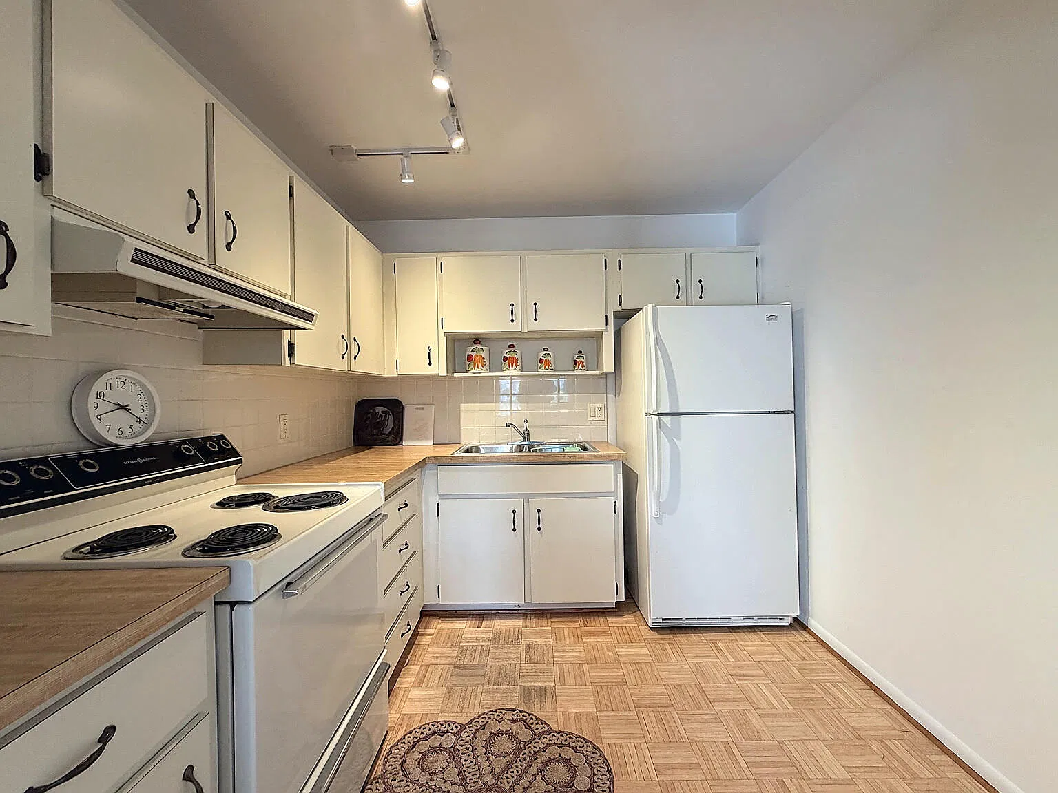2 bed, 1.0 bath, 880 sqft, $2,100 — Photo 2