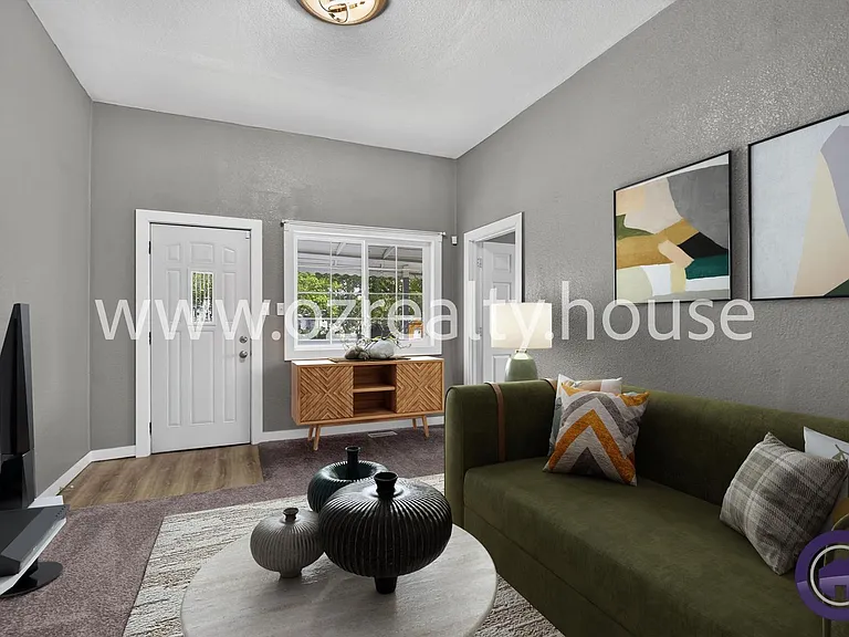 565 Viking St — Photo 2