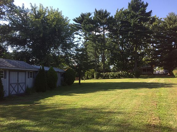 Flat Lot Great for Entertaining or Privacy