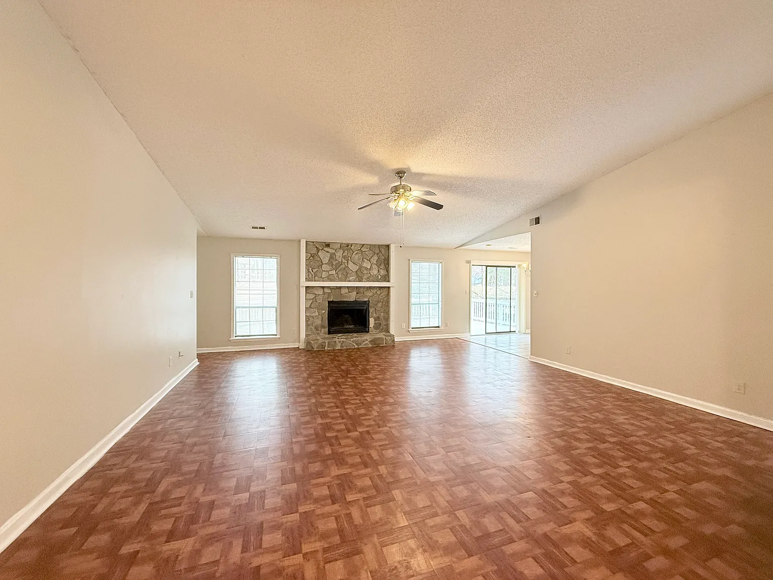 3 bed, 1890 sqft, $2,350 — Photo 2
