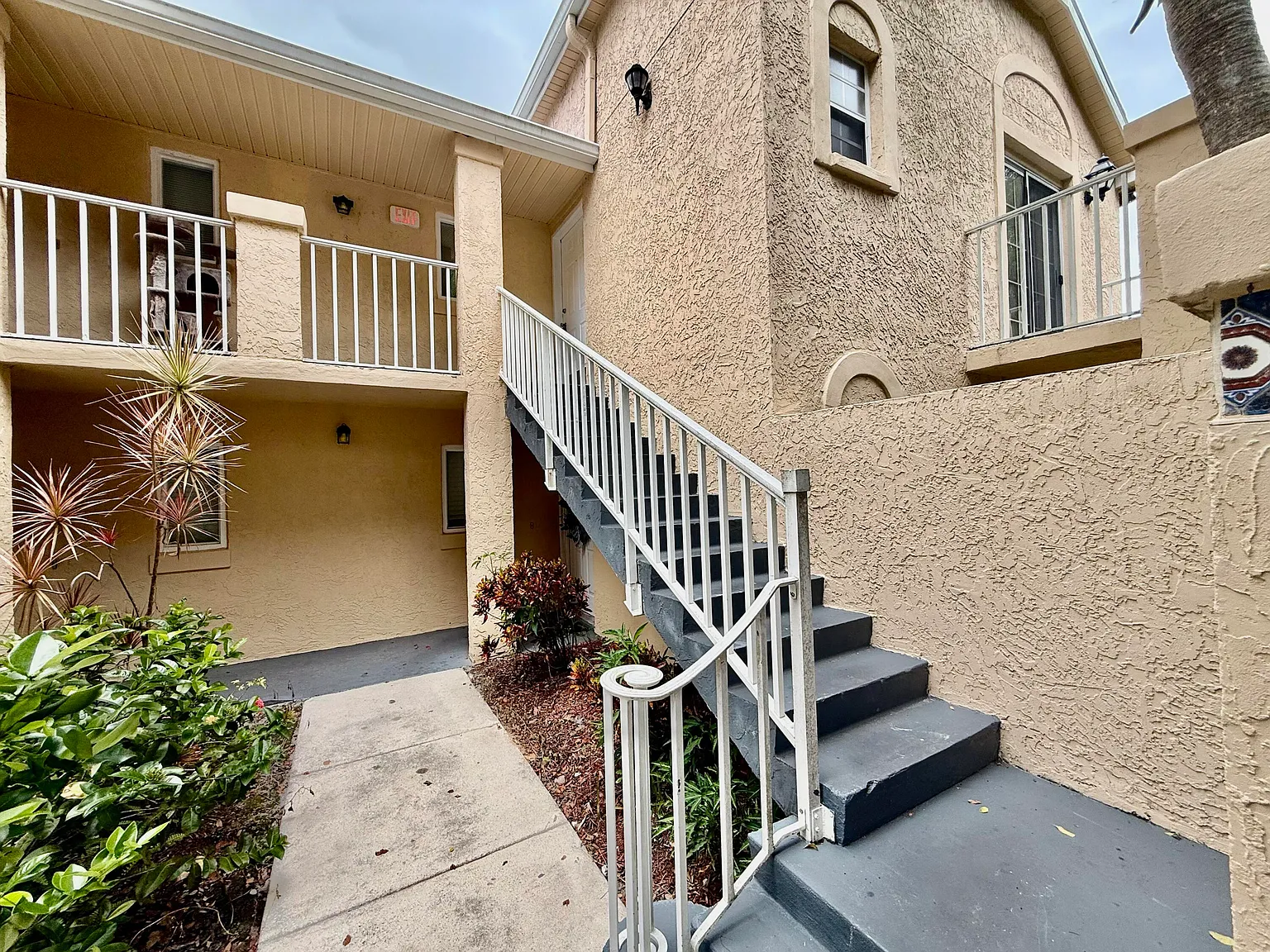 2 bed, 2.0 bath, 874 sqft, $1,700 — Photo 2