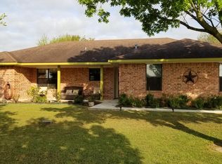 129 Country Place Dr, Adkins, TX 78101