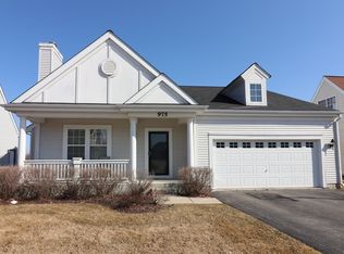 975 S Hampton Dr, Round Lake, IL 60073