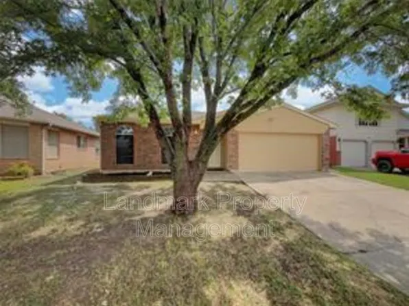 625 Hollyberry Dr, Mansfield, TX 76063