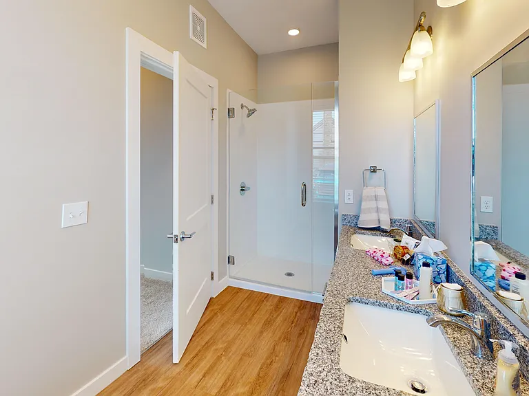 Primary En Suite Bathroom with Double Sinks Primary En Suite Bathroom with Double Sinks