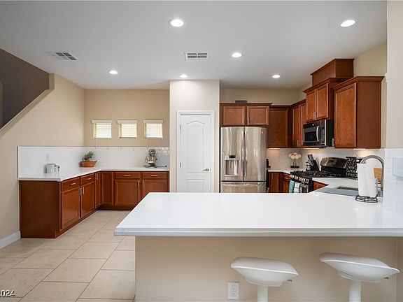 3rd image of 9619 Volk Ave