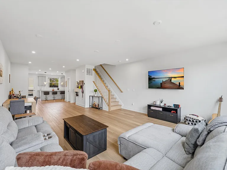 4256 Frost St — Photo 14