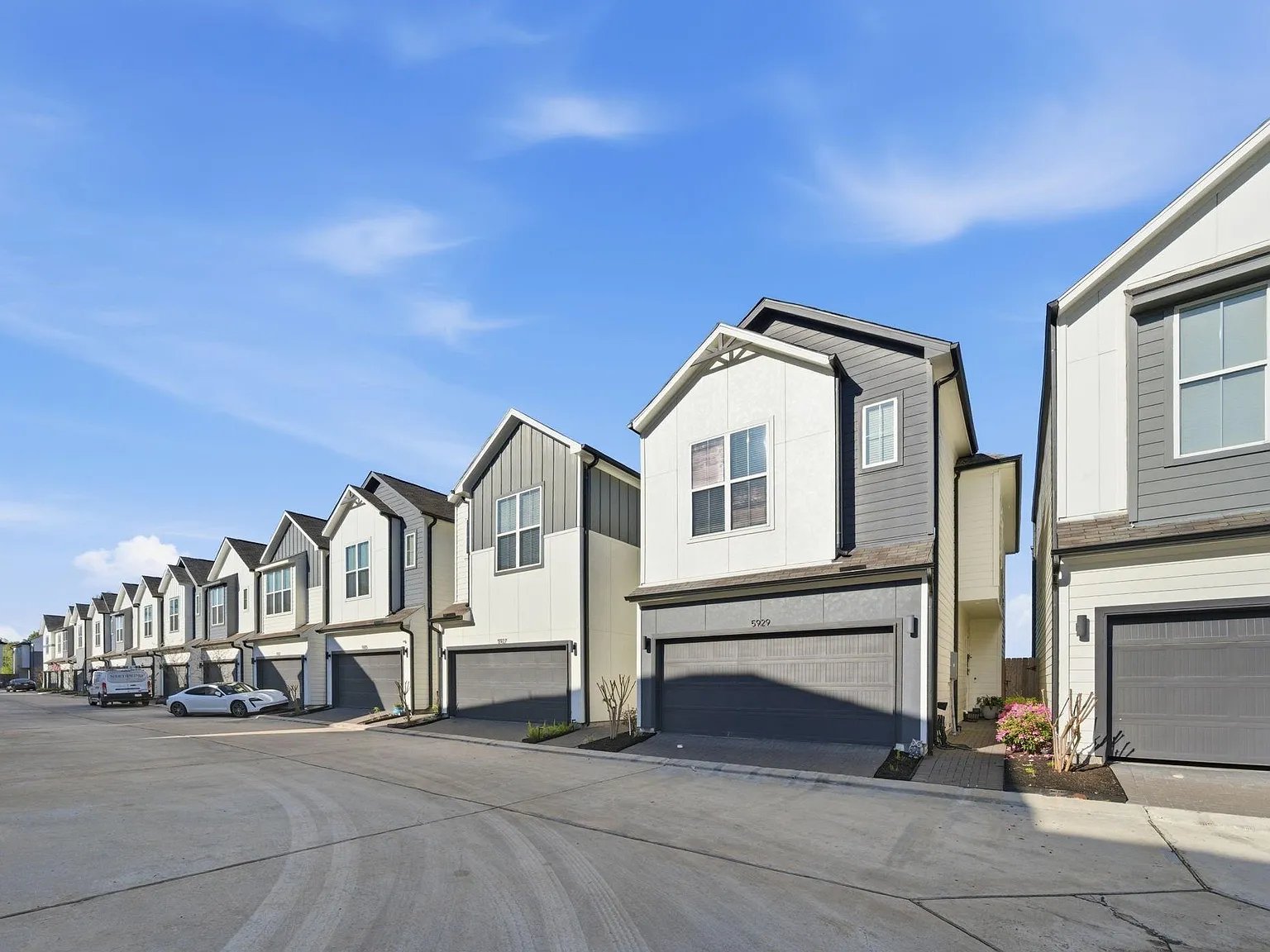 3 bed, 2.5 bath, 1629 sqft, $2,850 — Photo 3