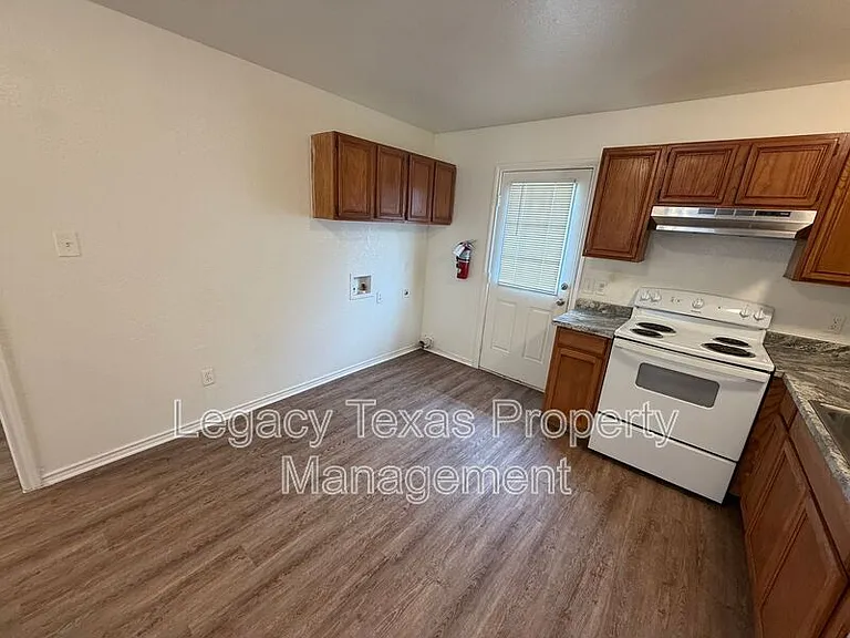 1718 Short St #D — Photo 11