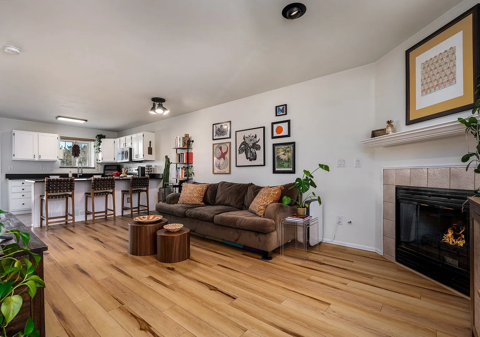 Beautifully Remodeled D20 Townhome with Mountain Views, Finished Basement, Community Pool & Utili... — Photo 2