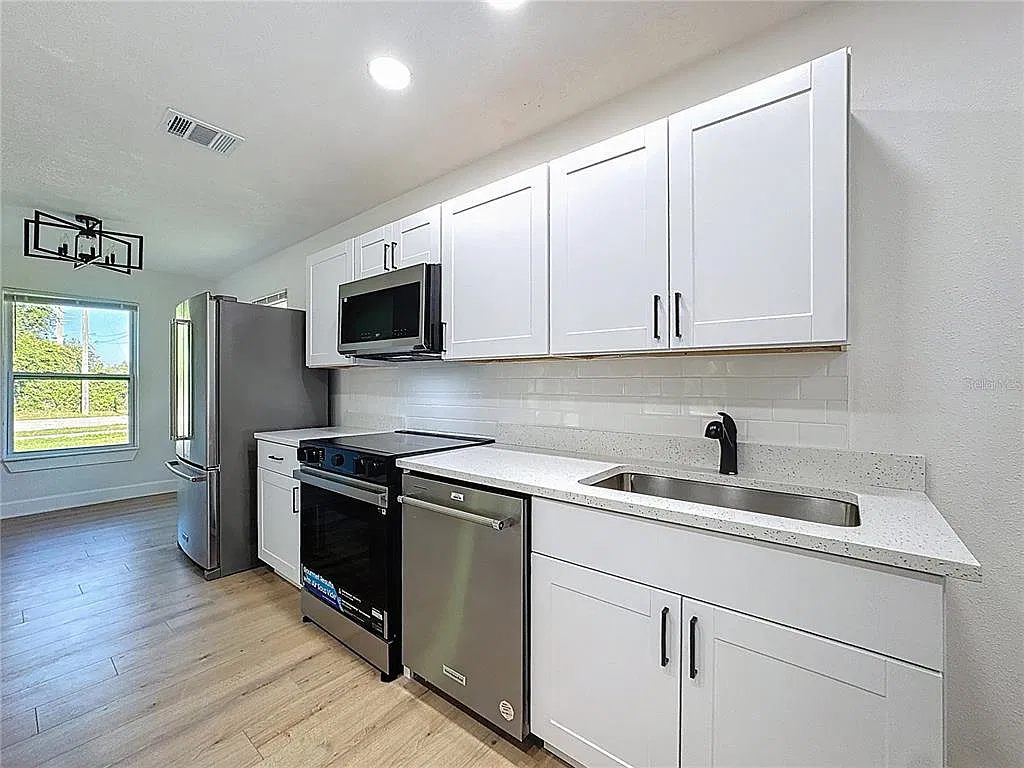 3 bed, 2.0 bath, 996 sqft, $2,350 — Photo 3