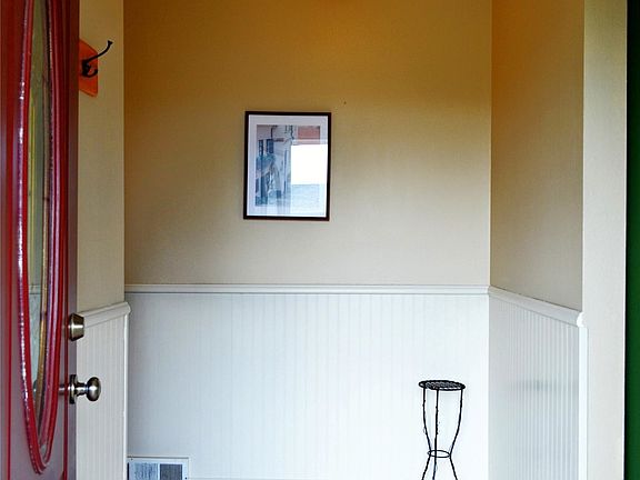 4th image of 106 NW Scott St