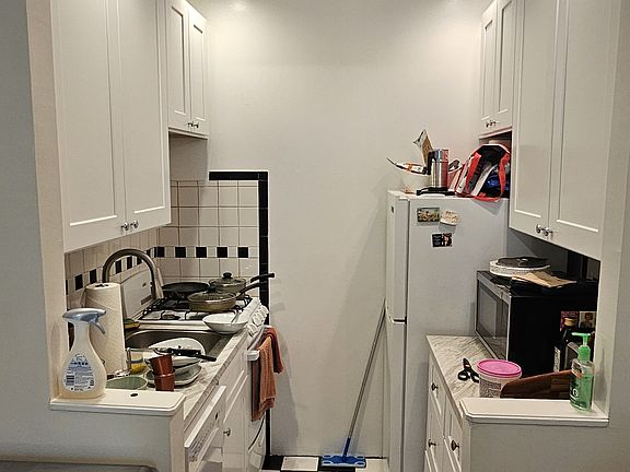 3rd image of 149 E 61st St #3D