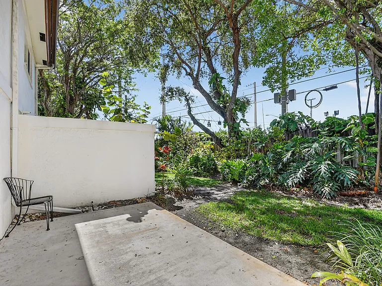 101 Half Moon Cir #B — Photo 31