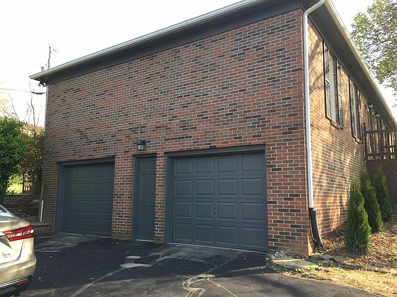  Left side view of home 